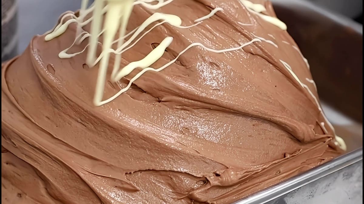 Lody czekoladowe z białą polewą na produkcji