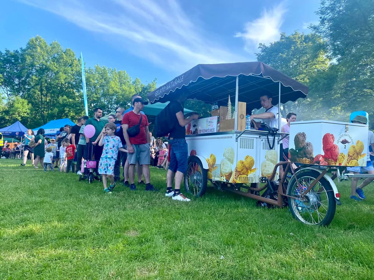 Długa kolejka do roweru Gelato Naturale na pikniku w parku