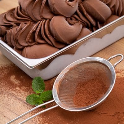 Lody czekoladowe w stalowej kuwecie i kakao na sitku