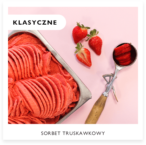 Klasyczne: sorbet truskawkowy w stalowej kuwecie, truskawki i gałkownica na różowym tle