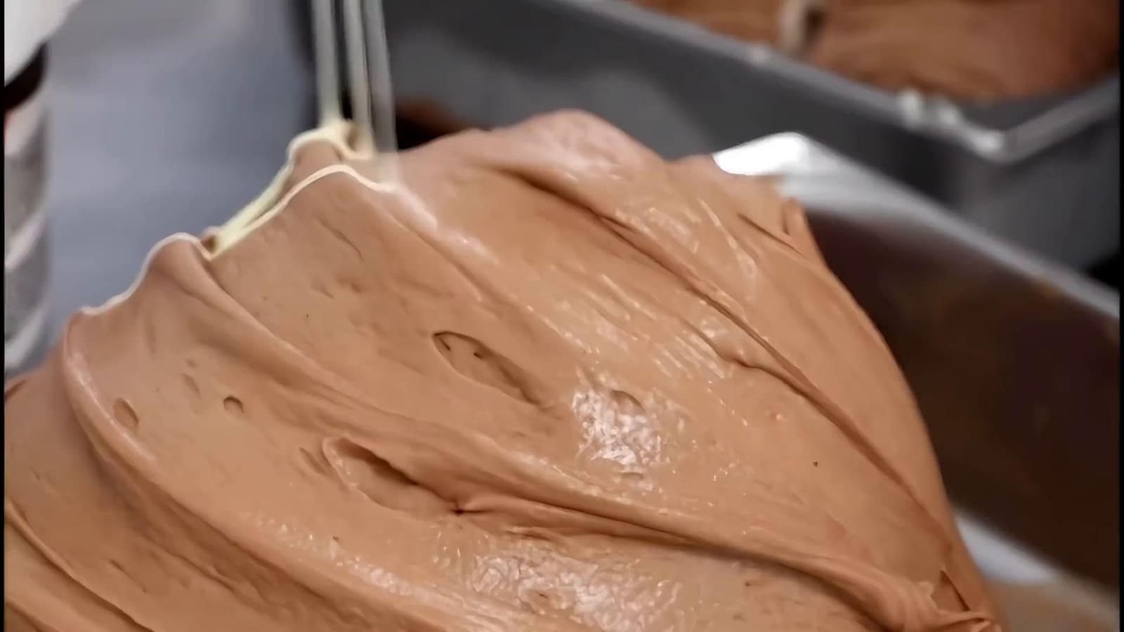 Lody czekoladowe z białą polewą na produkcji