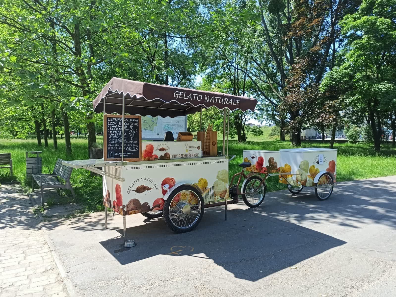 Pakiet Maxi w parku: rower z ladą chłodniczą, markizą Gelato Naturale i przyczepką towarową